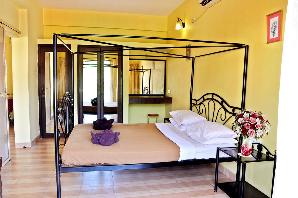Marina Bay Beach Resort Candolim Exterior photo