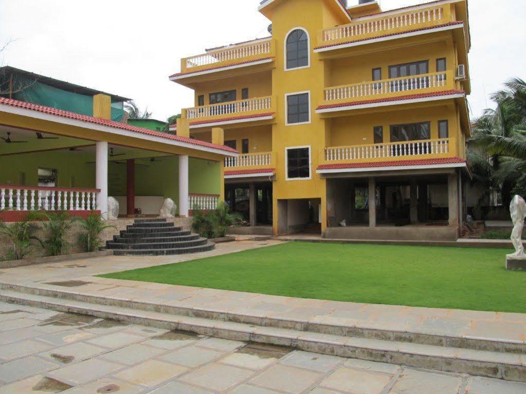 Marina Bay Beach Resort Candolim Exterior photo