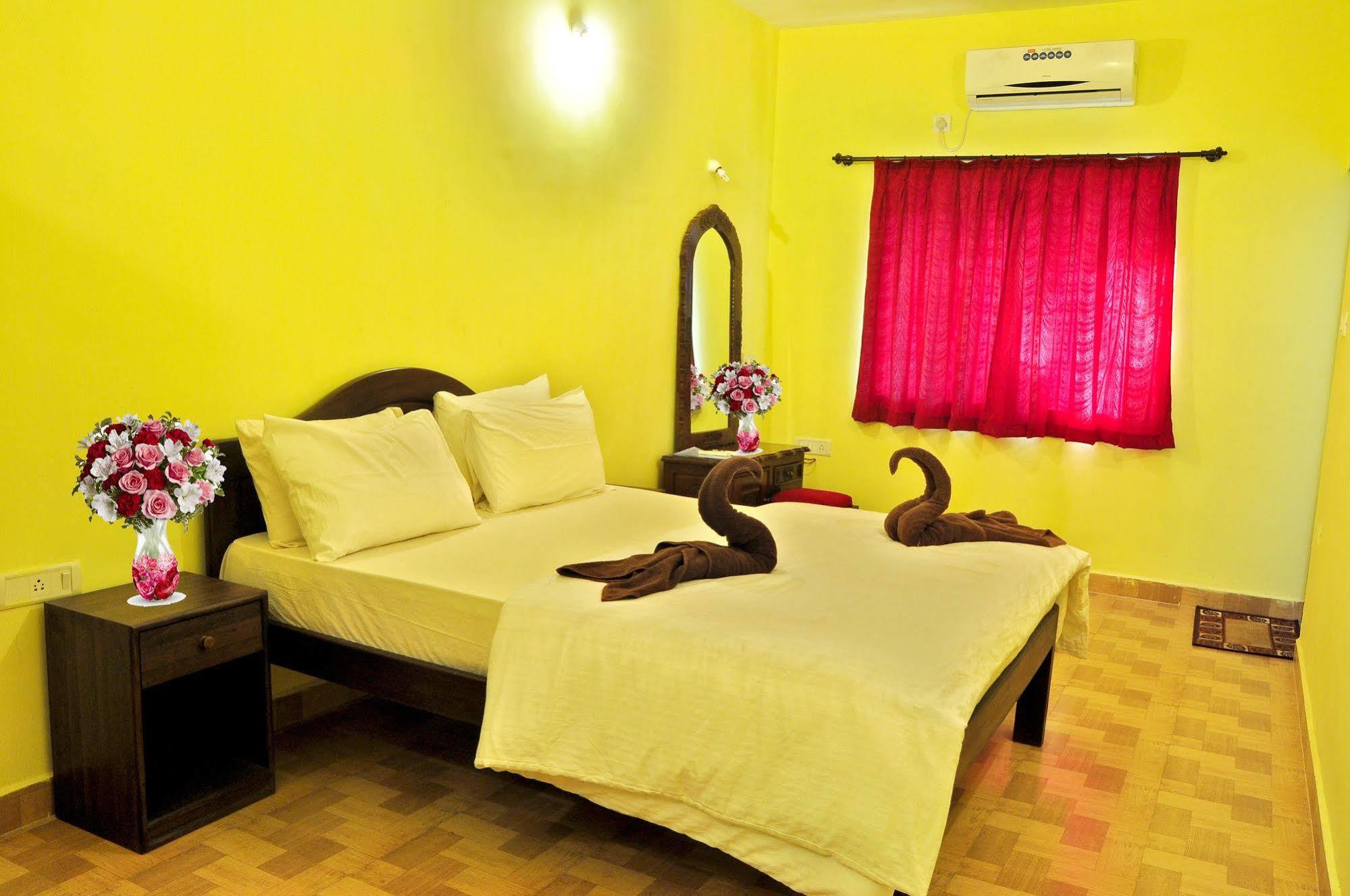 Marina Bay Beach Resort Candolim Exterior photo